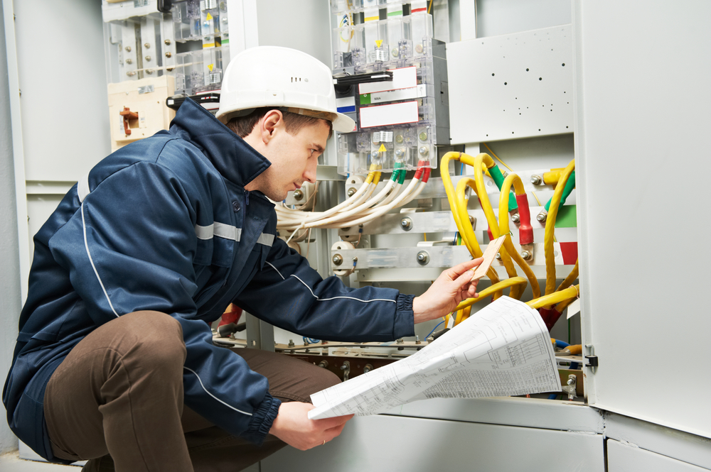 Engenheiro eletricista no exercício da profissão