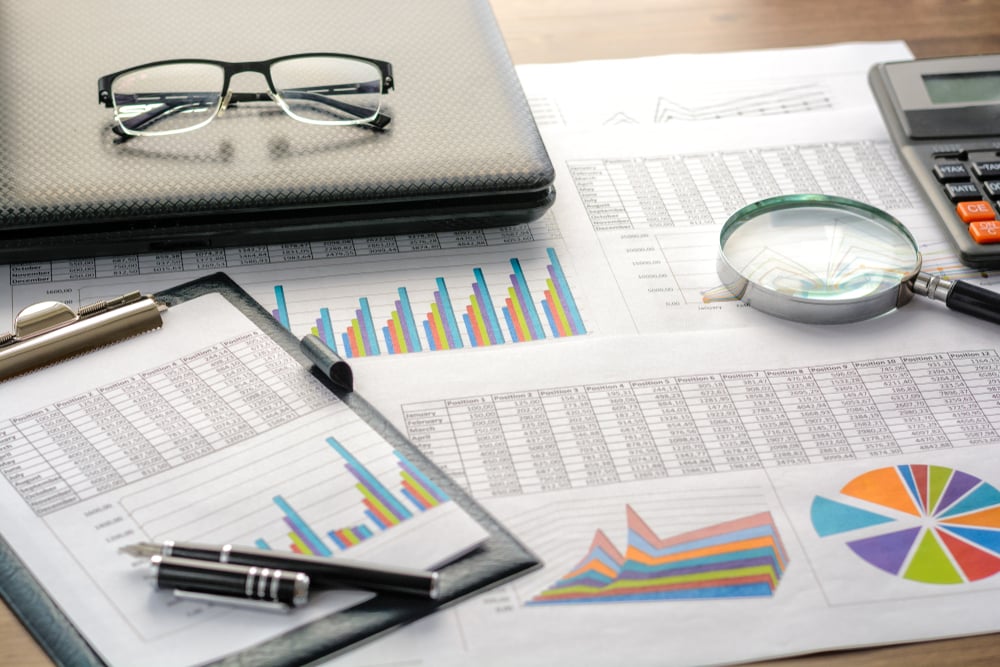 Gráficos em papéis, caneta e calculadora: imagem que reúne alguns dos elementos do dia-a-dia de um Curso de Ciências Contábeis