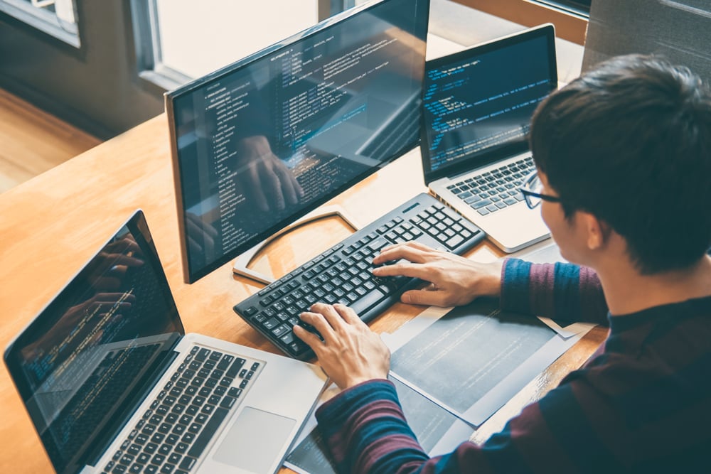 Jovem estudante da área da informática