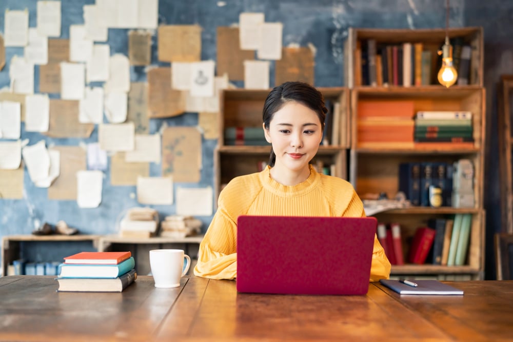 Garota procurando o melhor lugar para cursar um mestrado em Curitiba