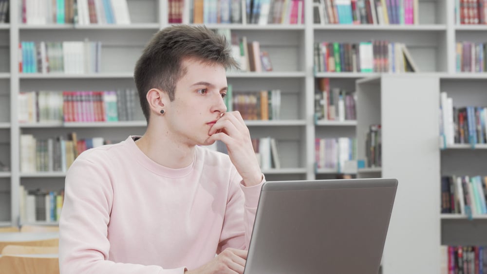Jovem pensando em fazer uma pós-graduação