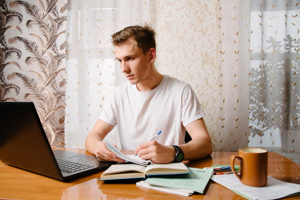 Estudante de curso EaD de frente ao se laptop