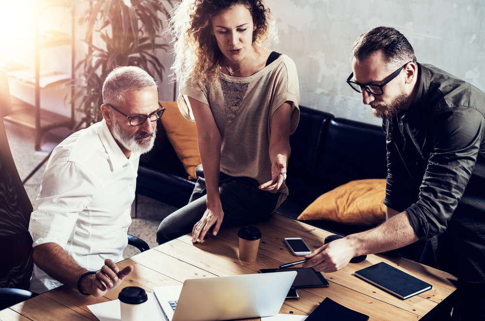 Profissionais empregando a tecnologia no mercado de trabalho