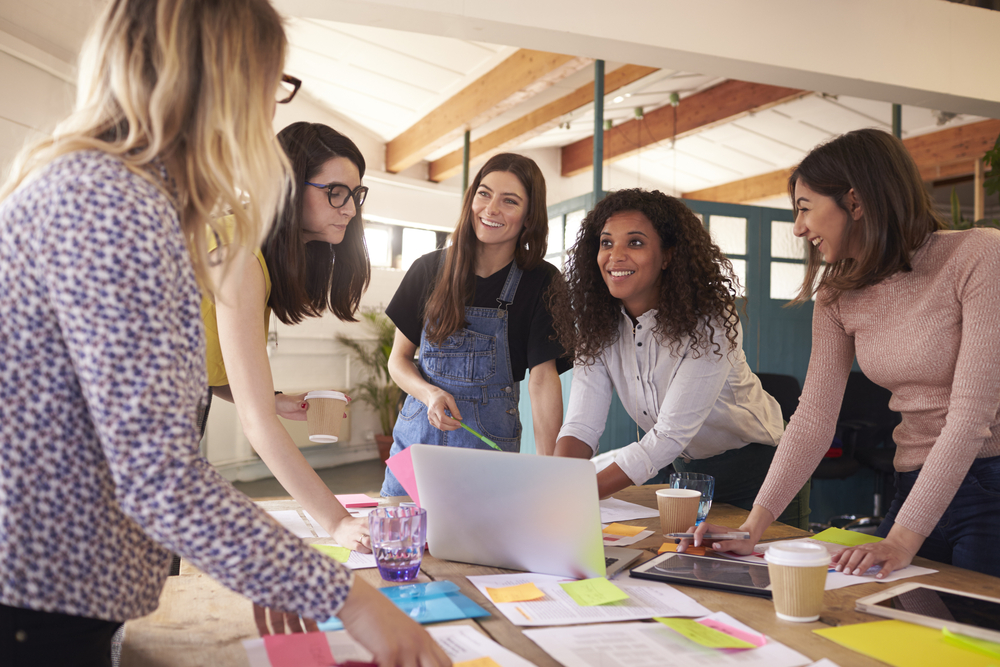 Grupo de mulheres trabalhando em um projeto profissional
