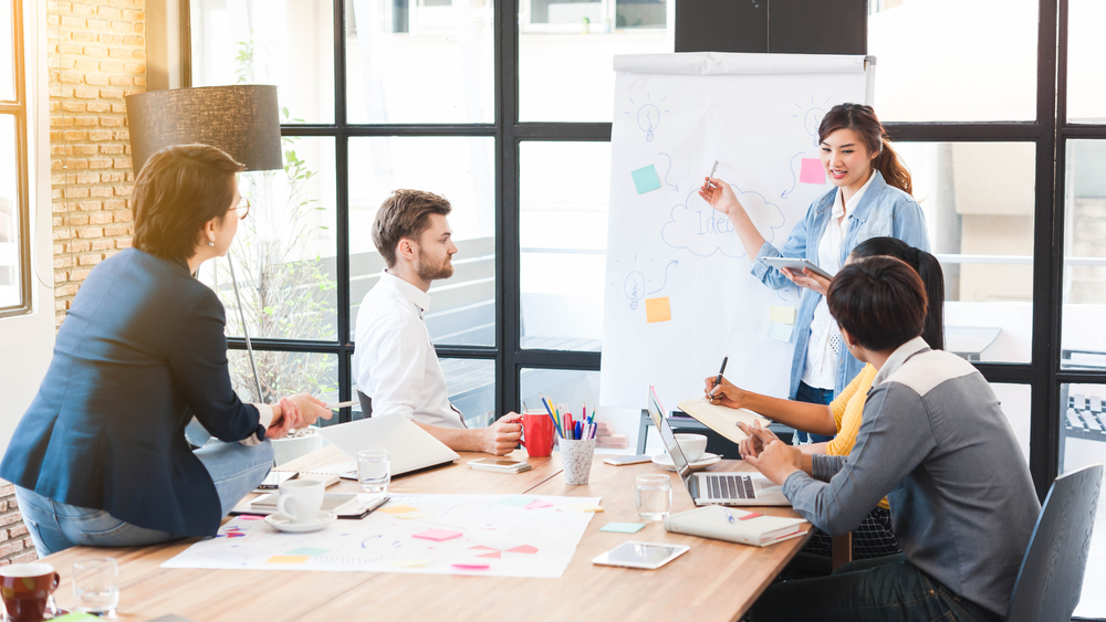 Profissionais de Marketing durante reunião