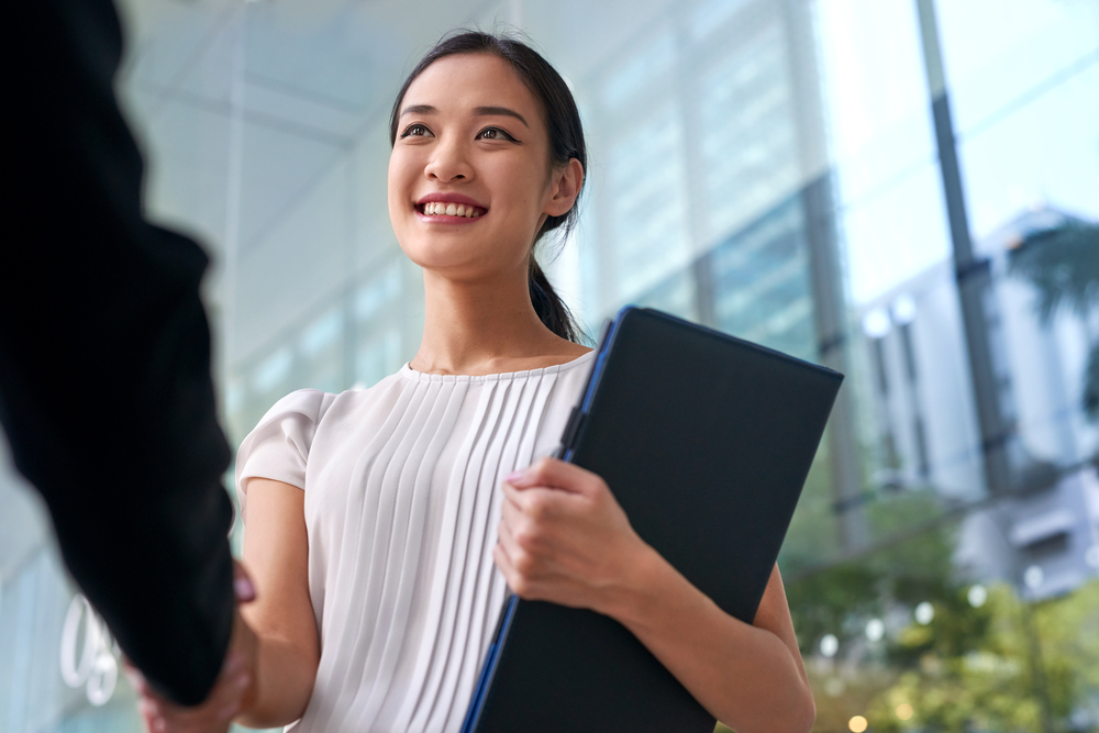 Menina com oportunidades de emprego